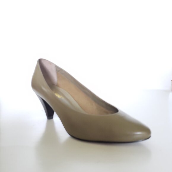 👠 9 West Khaki Leather Pumps - Classic & Comfortable (Size 6.5M) - Picture 9 of 14